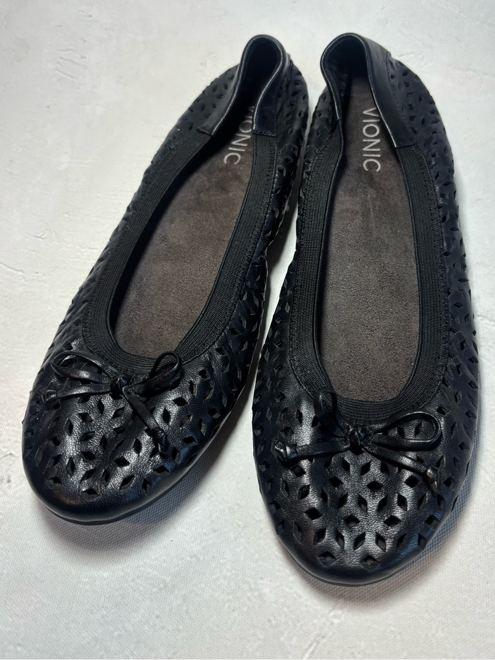 Vionic Spark Surin Black Laser-Cut Ballet Flats with Bow, leather, size 8.5